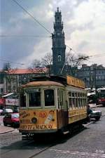 Strasenbahn Porto Tw 169 auf der Rua do Dr. Ferreira da Silva, nahe der Endstelle Carmo (6. Mai 1988). Im Hintergrund der Cl�rigos-Turm, von dem aus sich ein herrlicher Rundblick auf die Altstadt von Porto bietet.