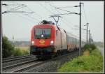 gysev Meine letzte Aufnahme vom 4.8.2006 bei bereits str�menden Regen und Sturm: 1116 065 mit dem IC 534 „Naturpark Grebenzen“ von Villach nach Wien ebenfalls wegen Bauarbeiten in Wien Hetzendorf umgeleitet �ber die Pottendorfer Linie, kurz nach Ebenfurth.