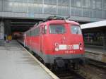br-110-bugelfalte Derzeit sind die Bayern-B�hmen-Express von M�nchen nach Praha hl. n.   
derma�en ''gigantisch'' ausgelastet,dass f�r 110 316 und ihren RE455 
sogar noch ein Bduu beigestellt werden musste,um den Fahrgastansturm zu bew�hltigen.Der Fotograf selbst konnte nur noch im Bduu in letzter Minute ''Zuflucht'' finden:-)(M�nchen Hbf.,5.8.06)