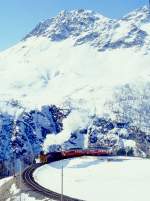 strecke-berninabahn-sm-ti RhB Dampfschneeschleuder-Extrazug f�r GRAUB�NDEN TOURS 9448 von Cavaglia nach Alp Gr�m am 28.02.1998 in der Einfahrtskurve Alp Gr�m mit Dampfschneeschleuder X d rot 9213 - Triebwagen ABe 4/4I 30 - ABe 4/4 I 34. Hinweis: gescanntes Dia
