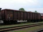 guterwagen Eanos 31815375120-7 (Heimatbhf. Alst�tte) beladen mit alten F�rderbandteilen, kurz vor der Abfahrt des G�terzuges Bhf. RIED i.I. 2006-08-10
