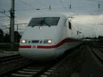 br-401-ice-1-triebkopfe-oder-wagen Ein ICE 1 'biegt ab', von der Strecke Passau-Wels in die Westbahn. Ganz sch�n lang - ein ICE 1 besteht aus 12 - 13 Mittelwagen. [10.08.06]
