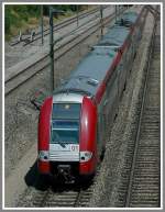br-2200 Am 26.7.06 machte ich in meinem Urlaub einen kleinen Abstecher zum Bahnhof von Bettembourg (2. Station s�dlich der Hauptstadt Luxemburg) . Im Personenverkehr kommen durchwegs moderne Garnituren zum Einsatz so wie dieser Triebwagen 2201 von Alstom der CFL Serie 2200 von der 12 Garnituren existieren. Die Aufnahme entstand nach dem G�ter bzw. Verschubbahnhof Bettembourg.
