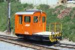dienst--und-rangierloks RhB - Tm 2/2 15 am 27.05.1990 in Tiefencastel - Rangiertraktor - �bernahme: 12.06.1957 - RACO1491/CUMMINS - 69 KW - Gewicht 9,00t - Zuladung 2,00t - L�P 5,06m - zul�ssige Geschwindigkeit 4/8/17/30/60geschleppt km/h - �3=09.02.1990 - Logo nur RhB - Heimatstation: Tiefencastel - Lebenslauf: ex Tm 2/2 64 - 1990 Tm 2/2 15. Hinweis: gescanntes Dia
