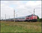 BR 218 mit Zugen Br 218 332-3 aus Heringsdorf nach K�ln. Der Zug wird in wenigen Minuten den Rostocker hbf erreichen. 6.8.06