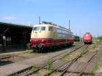 BR 103 Im Koblenzer Eisenbahnmuseum stehen diese beiden 103 113-7 und daneben die Verkehrsrote 103 223-3 Fotografiert am 16.6.2006.
