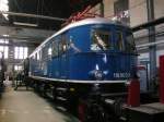 br-118-e-18-dr-218 Baureihe 118 003-3 fr�her E18 im Koblenzer Eisenbahnmuseum.

Technische Daten:
Bauart: Elektrische Schnellzuglokomotive.
Spurweite: 1435 mm.
Achsfolge:1'Do1'.
Stromversorgung: Wechselstrom von 15000 V 16 2/3 Hz �ber Oberleitung zum Loktransformator.
Antrieb: Jede Achse wird von einem Fahrmotor mit je 760 kW (1033 PS) Stundenleistung �ber einen Federtopf-Antrieb angetrieben.
Gewicht: 78,1 t Reibungsgewicht; 108,5 t Gesamtgewicht.
Maximale Achslast: 19,6 t.
Gesamtl�nge: 16920 mm .
Zugkraft: 206 kN.
H�chstgeschwindigkeit: 150 km/h.