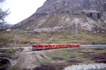 strecke-berninabahn-sm-ti RhB REGIONALZUG 450 von Tirano nach St.Moritz am 31.05.1992 kurz vor Diavilezza mit Triebwagen ABe 4/4III 55 - B 2254 - B 2256 - B 2255. Hinweis: gescanntes Dia
