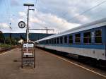 InterRegio Das war mal eine absolute Seltenheit! InterRegios in Aalen! Die gibt es doch gar nicht mehr! Scheins doch!!! Am 27.06.06 fuhr eine ganze Reihe von IRs mit alten IC-Wagen ein. Diese waren aber in der neuen Farbgebung...Das komische daran: Ich hatte mich vertan. Der Zug fuhr nicht als IRE 19461 aus Stuttgart Hbf nach Aalen mit den IRs, sondern als RegionalExpress! Erkannt hab ich das 1. an der Bahnhofsuhr, weil diese 18:29 angezeigt hatte. Wegen dem Berufsverkehr setzt die Bahn an Werktagen mehr Z�ge zwischen Aalen und Stuttgart ein. Sonst kommen generell die Z�ge aus Stuttgart jede Stunde um 25 Minuten an und fahren 10 Minuten sp�ter wieder zur�ck. IRE 19461 kommt in Aalen nicht um 17:25 an, denn das w�re der RE, sondern um 17:31 auf Gleis 5 an. Das w�re praktisch deiser Zusatzzug, welcher nur Mo-Fr verkehrt. In der Regel sind das immer Ex-DR-Dostos gewesen. Zurzeit fahren aber immer Ex-Silberlinge.
2. Auf dem Bild ist nicht Gleis 5 zu sehen, sondern Gleis 2. Sonst w�re da kein alter Kofferkuli-Abstellplatz und der Zug m�sste auf der linken Seite des Bildes einfahren und nicht auf der Rechten.
Au�erdem f�hrt RE 19467 um 18:25 in Aalen ein. Da der Zug meist keinen Steuerwagen hat, wie der, welcher auf dem Bild zu sehen ist, f�hrt der 10 min sp�ter abfahrende Wendezug auf Gleis 5 ab. Im November 2006 hab ich in Aalen wieder einen Regionalzug gesehen, an dem ein InterRegiowagen war und ein IC-Wagen angekoppelt war. Ein REGIONALZUG mit IR & IC!!!
Ich bin im Allgemeinen Fan von IRs und finde es auch jammerschade, dass sie nicht mehr fahren, aber ich w�rde mich mal freuen, wenn sie nochmal an Z�gen zwischen Aalen und Stuttgart angekoppelt sind.