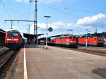aalen Das Bild ist f�r mich einmalig! Wie konnte das denn entstehen! Und ich sag noch was! Ein Zug fehlt sogar noch!!! Der 5-Gleis-Bahnhof Aalen ist komplett belegt! �hm...das sollte er sein! An diesem Tag (27.06.06) kam es in N�rdlingen und Umgegung zu einem schweren Hagelgewitter, welches die Oberleitung besch�digte und somit zu ungeheuren Versp�tungen auf der KBS 995 (Donauw�rth-N�rdlingen-Aalen) f�hrte. Die Regionalbahn wurde 40 min sp�ter mit einer Rangierlok in dern Aalener Bahnhof eingefahren.