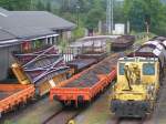 x628 X628.010-1 im Arbeitseinsatz w�hrend eines Weichentausches, im Bild links die 'alte Weiche' am Weichentragwagen 
Bhf. RIED i.I. 2006-08-12