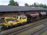 x628 SKL X628.010-1 mit Schotterwagen am Bhf. RIED i.I. 2006-08-12