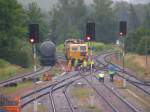 ried-im-innkreis Die 'neue' Weiche ist bereits eingebaut; Stopfmaschine SKL X962058-4 (Unimat 08 0475 4S) wartet im Hintergrund auf seinen Einsatz; Bhf. RIED i.I. 2006-08-12