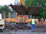 sonstiges Punktgenau platziert der 'Megakran (300To, 90mtr. Ausleger) die alte ca. 9Tonnen schwere Weiche am ehemaligen Viehverladeplatz des Bhf. RIED i.I. 2006-08-11