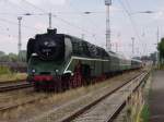 br-18-201-02-0201-dr-umbau-schnellfahrlok Sonderzug von Dresden-Neustadt nach Rostock Hbf.Aufgenommen am 12.08.06 im Bahnhof Rostock-Seehafen Gleis 268.
Hier im Kombiwerk wurden bei der 18 201 die Betriebsstoffe erg�nzt.