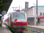 br-1014 1014 014-3 f�hrt mit E2699 'Erlebniszug NEUSIEDLER SEE' im Bhf. BRUCK/Leitha ein. (2006-08-08)