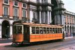 Strasenbahn Lissabon Tw 359 auf der Pra�a do Com�rcio (16. Juni 1986). Im Gegensatz zu den meisten Lissaboner Vierachsern hat dieser Wagen keine Maximum-Drehgestelle.