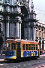 Strasenbahn Lissabon Tw 241 auf der Pra�a do Com�rcio (16. Juni 1986)