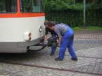 frankfurt-main Das Verkehrsmuseum in Schwanheim war am 22.06.2006 erneut Schauplatz eines 'Events' , was den Einsatz eines Triebwagens zum Herausziehen von Z�gen aus der Halle erforderte. Diesmal �bernahm der M-Triebwagen 102 (ex602) diese Aufgabe. Bevor er ans Werk gehen konnte, mu�te die hintere Scharfenbergkupplung abmontiert werden, da diese nicht auf die Kupplungen der �lteren Fahrzeuge passt. 