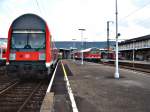 doppelstock-steuerwagen-1-gattung Dieses Bild entstand am gleichen Tag, wie im darunterliegenden Beitrag, als die Regionalbahn...(die hat inzwischen schon einen schlechten Ruf: laut, deckig, oft zu sp�t...ein Gl�ck, dass sie in ca. 2 Jahren von neuen Triebw�gen abgel��t wird...deswegen versuche ich noch t�chtig zu fotografieren)...Also, noch mal zum Bild. Links im Bild: DABbuzfa-Steuerwagen aus Stuttgart kommend. In der mitte: ein Karlsruher Steuerwagen. Und rechts: der Wittenberger, dem die lange Wartezeit schon zu bl�d wurde... :-)
