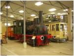 frankfurt-main Am 22.06.2006 bot sich die seltene Gelegenheit zum Fotografieren in der Halle West des Verkehrsmuseums Schwanheim, weil zwei Z�ge f�r ein Event aus der Halle gezogen wurden, solche Aufnahmen sind sonst nicht m�glich, wenn alle Gleise mit Fahrzeugen vollstehen. Links die Bn2t-Dampflokomotive Hohemark (Baujahr 1900 bei Hagans) die auf der Frankfurter Lokalbahn im G�terverkehr eingesetzt war, dahinter der Schneepflug 2329 (Baujahr 1937 in der eigenen Hauptwerkstatt) und daneben rechts der C-Triebwagen 375, im Jahre 1913 bei Gastell gebaut.