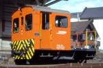 dienst--und-rangierloks RhB - Tm 2/2 16 am 29.04.1992 in Schiers - Rangiertraktor - �bernahme: 22.05.1957 - RACO1492/CUMMINS - 69 KW - Gewicht 9,00t - Zuladung 2,00t - L�P 5,06m - zul�ssige Geschwindigkeit 4/8/17/30/60geschleppt km/h - �3=02.10.1989 - Logo nur RhB - Heimatstation: Tiefencastel - Lebenslauf: ex Tm 2/2 65 - 10/1990 Tm 2/2 16. Hinweis: gescanntes Dia
