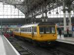 142053 der Northern Rail wartet am 17.8.2006 in Manchester Piccadilly ...
