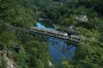Triebzug der Centovallibahn �ber Br�cke bei Camedo; 04.08.2006.  ...