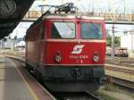 1044 104-6 kurz vor dem Ankoppeln an einen IC, Salzburg ...