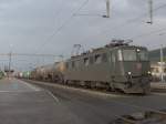 Ae 6/6 mit G�terzug in Pf�ffikon SZ w�hrend eines aufkommenden ...