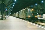 Ae 6/6 11455 mit Postzug an einem Aprilabend 2005 ...