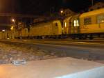 Sp�tabends warten zwei 485er der BLS mit einem Korridorzug ...