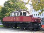 E-Lok Oldtimer der Deutschen Eisenbahn Betriebsgesellschaft aufgestellt als Denkmal beim ...