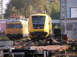 711 106-5 und 702 149-6 am 24.10.2003 in Karlsruhe Hbf ...