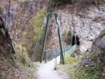 Nach dem 1.Tunnel kommt die 1.H�ngebr�cke �ber das Baltschieder Tal, ...