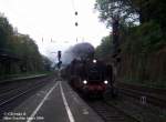 24 009 mit ihrem Sonderzug am 28.10.2006 bei der Einfahrt ...