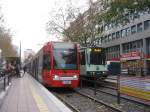 Links K�lner Wagen 4076 auf der Stra�enbahnlinie 12 Richtung Merkenich. ...
