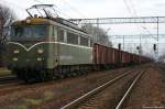 ET21-57 mit G�terzug in ...  Szymon Czarkowski 06.12.2006