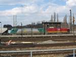 Alte Diesellok vor moderner E-Lok: In Dresden-Neustadt fährt ein Güterzug ... Alte Diesellok vor moderner E-Lok: In Dresden-Neustadt fährt ein Güterzug ...