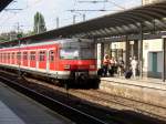 Auf Gleis 1a steht S 8 nach Wiesbaden Hbf.  ...