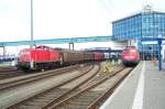 291 010-7 rangiert im F�hrhafen Sa�nitz (Mukran) am 28.08.03  ...