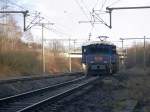 Rheinbraun Lok 508 (Typ EL2000, ADTranz 1999)
mit einem geschobenen Zug ...
