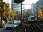 tokyo Nach dem 12.November 1972 verblieb eine einzige Strecke, die in einem grossen Bogen den Norden von Tokyo bef�hrt und fast vollst�ndig auf eigenem Gleisk�rper angelegt ist. Seit 1974 wird diese Strecke durchgehend als Arakawa-Linie bezeichnet (12,2 km lang). Hier steht Wagen 7510 in der Haltestelle Machiya Nich�me, 28.November 2009. 