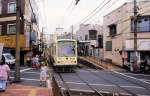 tokyo Serie 7000: Wagen 7005 zwischen den �lteren kleinen H�usern von K�shinzuka, 5.September 1996. 