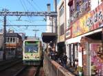 tokyo Serie 7000: Ab 1977 wurde auf Untergestellen von 31 Wagen einer 1954-56 gebauten Serie 7000 (93 Wagen) die neue Serie 7001-7031 aufgebaut. Sie sind speziell angepasst f�r stufenlosen Zugang von den Bahnsteigen der Arakawa-Linie aus. Ab 1985 klimatisiert. Heute noch 22 Wagen vorhanden. Bild: Die letzten Fahrg�ste verlassen 7019 an der Endstation Minowabashi, 28.November 2009. 