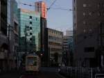 Tokyo Strassenbahn: Abendstimmung in Tokyo-�tsuka mit Wagen 7031. 24.Juni 2011. ...