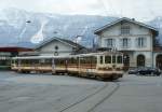 TPC Transports Publics du Chablais Wie viele andere Schmalspurbahnen verl�sst auch die AL ihren Ausgangs- und Anschlussbahnhof zum Normalspurnetz auf der Strasse. BDeh 4/4 mit Bt als zug 242 kurz nach der Abfahrt vor dem Bahnhofsgeb�ude in Aigle am
20.Februar 2010.