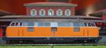 ... im Seitenprofil: 221 135-7 von Roco im Ma�stab H0. ...
