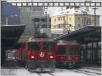 triebwagen RE1229 mit Ge 4/4 II 619 'Samedan' nach Scuol-Tarasp und Be 4/4 516 nach Thusis stehen im Bahnhof Chur. (29.01.2010)