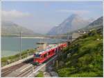 triebzuge-abe-8-12 08.39Uhr bereits Ankunft in Ospizio Bernina. Stefan vor zwei Monaten h�tte man hier noch nicht hochgehen k�nnen, war doch die Schneemauer noch etliche Meter hoch.(14.07.2010)